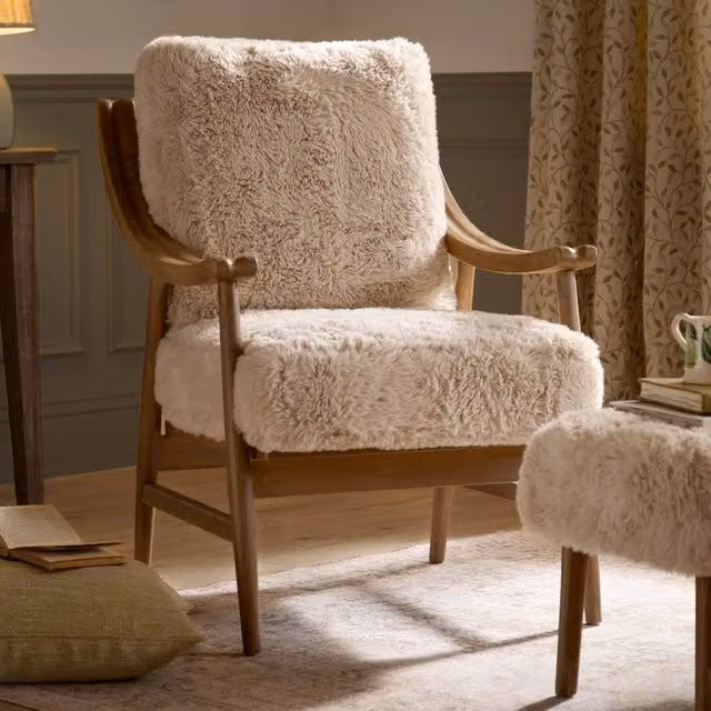 Voyage Maison Struan Oak Wood Lounge Chair with Armrests and Faux Fur – 1