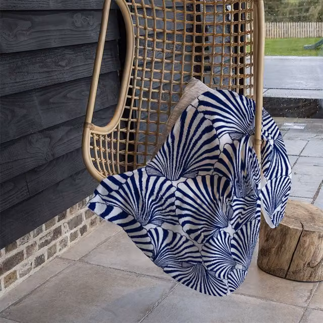 Benjamin Tate Design Striped Sea Shells Fleece Blanket in Blue and Beige, W/D/H: 120 x 150 cm