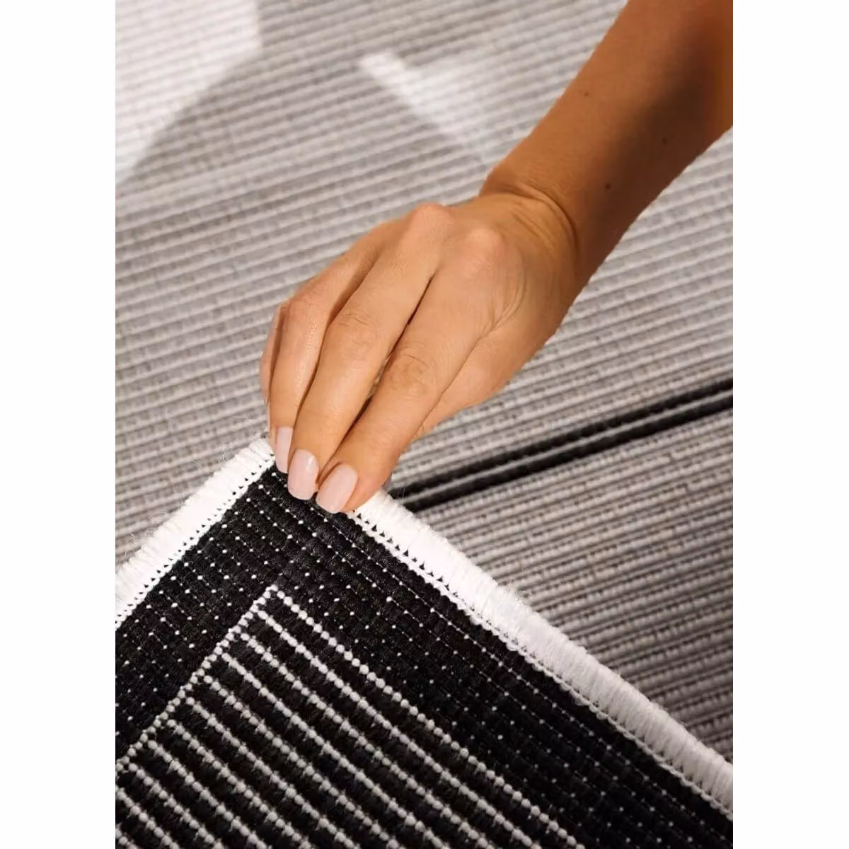 THE RUGS Reversible Weatherproof Indoor Outdoor Polypropylene Rug in Black and Beige, W: 120 cm x L: 170 cm – 2