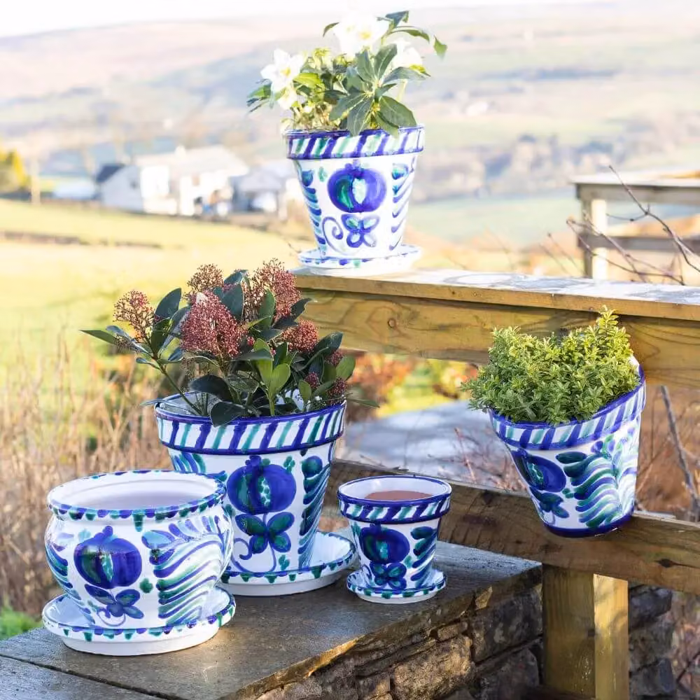 Verano Spanish Ceramics Granada Hand Painted White and Blue Ceramic Planter Set of 3 with Drainage Plates W/D/H: 16 x 14 x 23 cm, 23 x 22 x 29 cm, 29 x 27 x 29 cm – 3