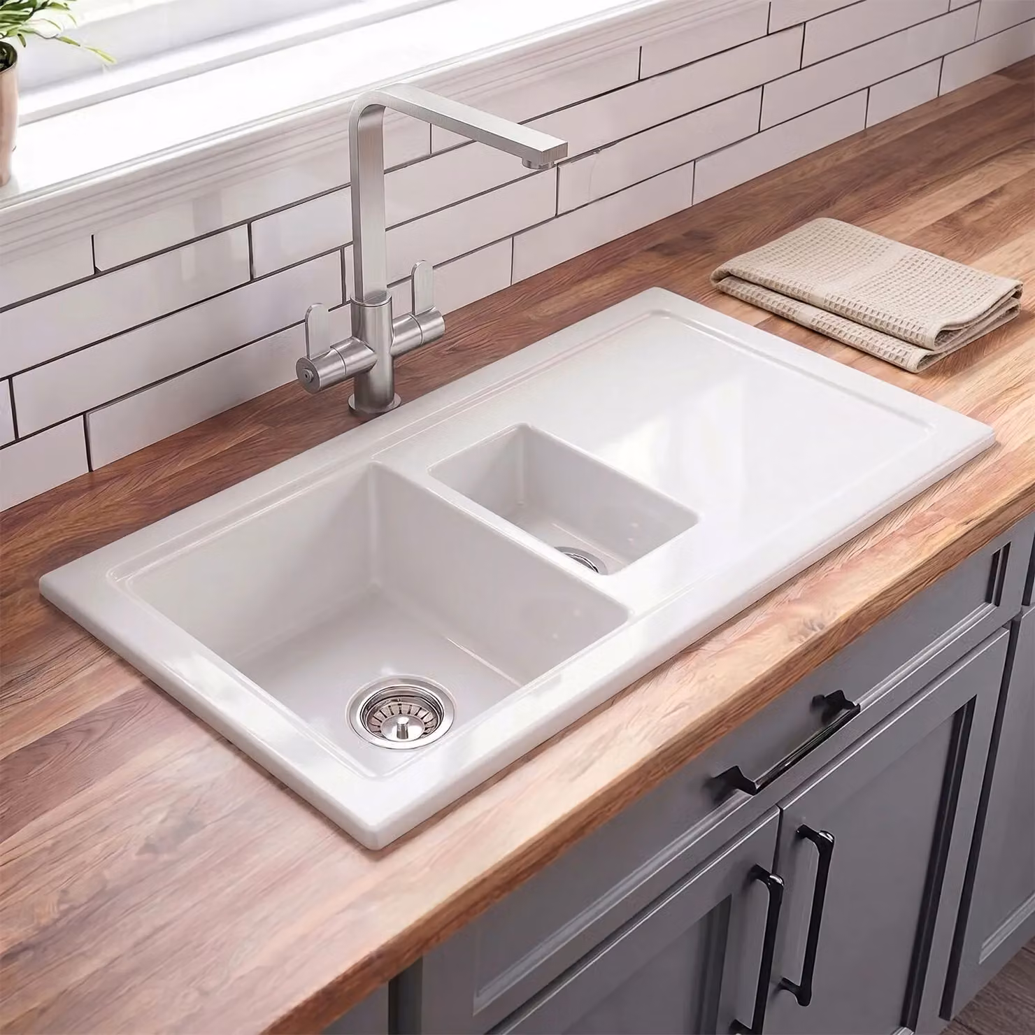 Balterley White Ceramic 1.5 Bowl Kitchen Sink with Plain Drainer, W: 1010 mm – 5