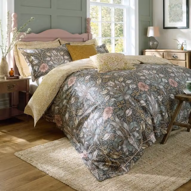 William Morris At Home Spring Thicket Reversible Floral Cotton Duvet Cover and Pillowcase Set in Multicolour
