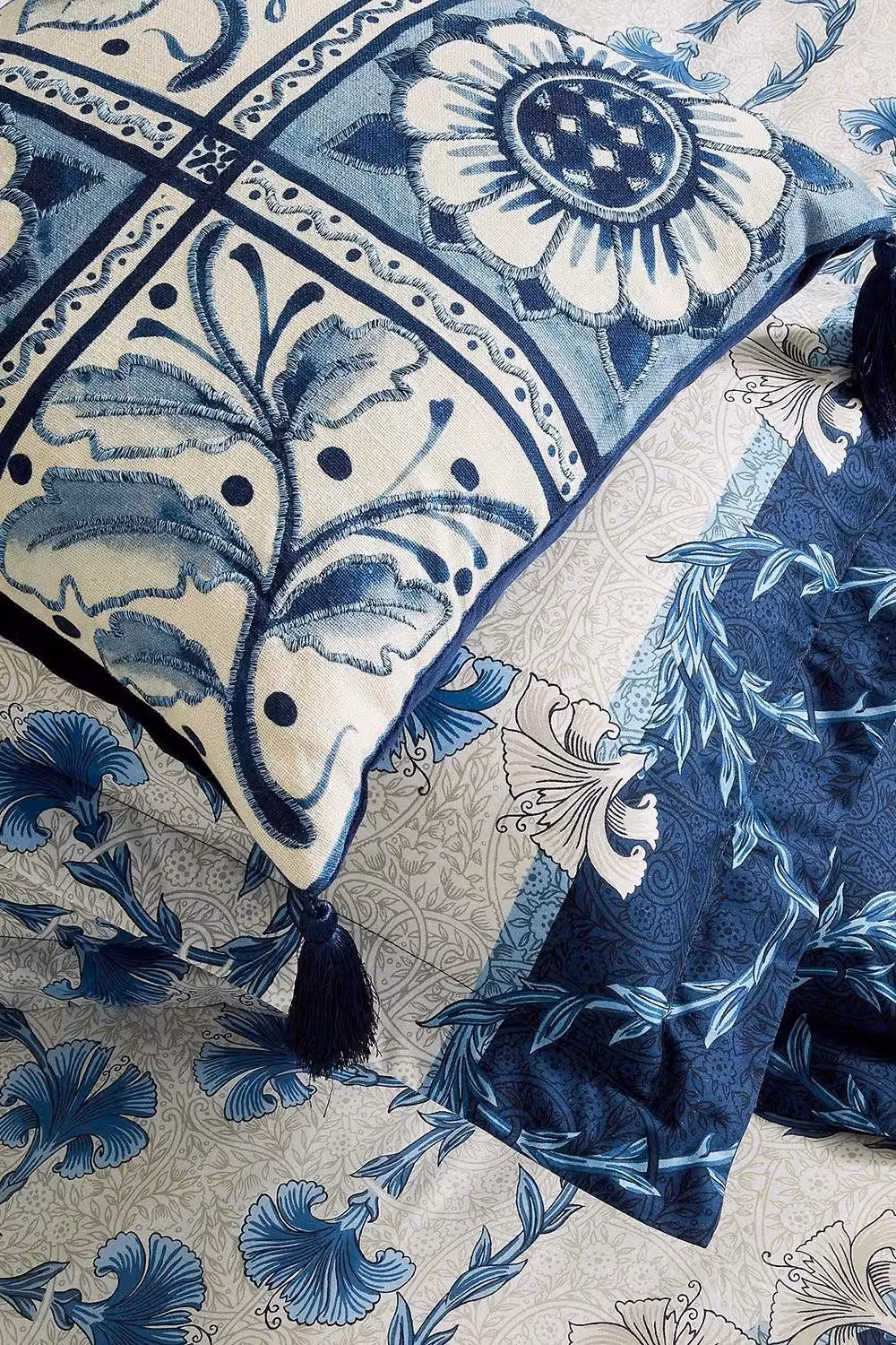 V & A Scrolling Carnation Cotton Percale Duvet Cover and Pillowcase Set in Blue and White, W: 140 cm, L: 200 cm – 4