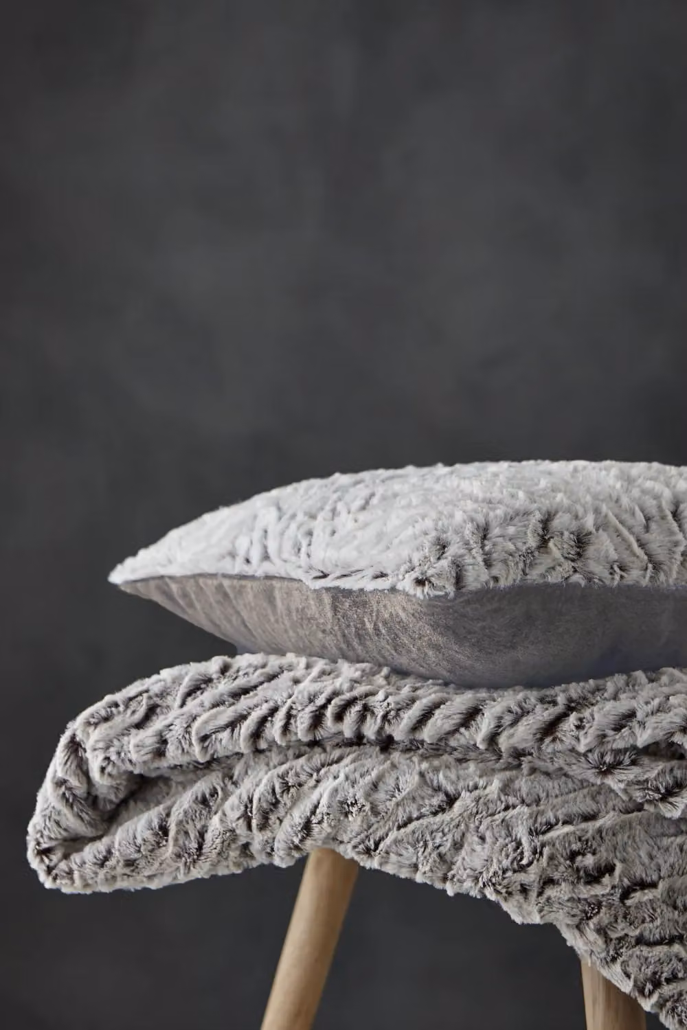 Catherine Lansfield Grey Faux Fur Wolf Square Cushion, W/D/H: 43 x 43 x 43 cm – 2