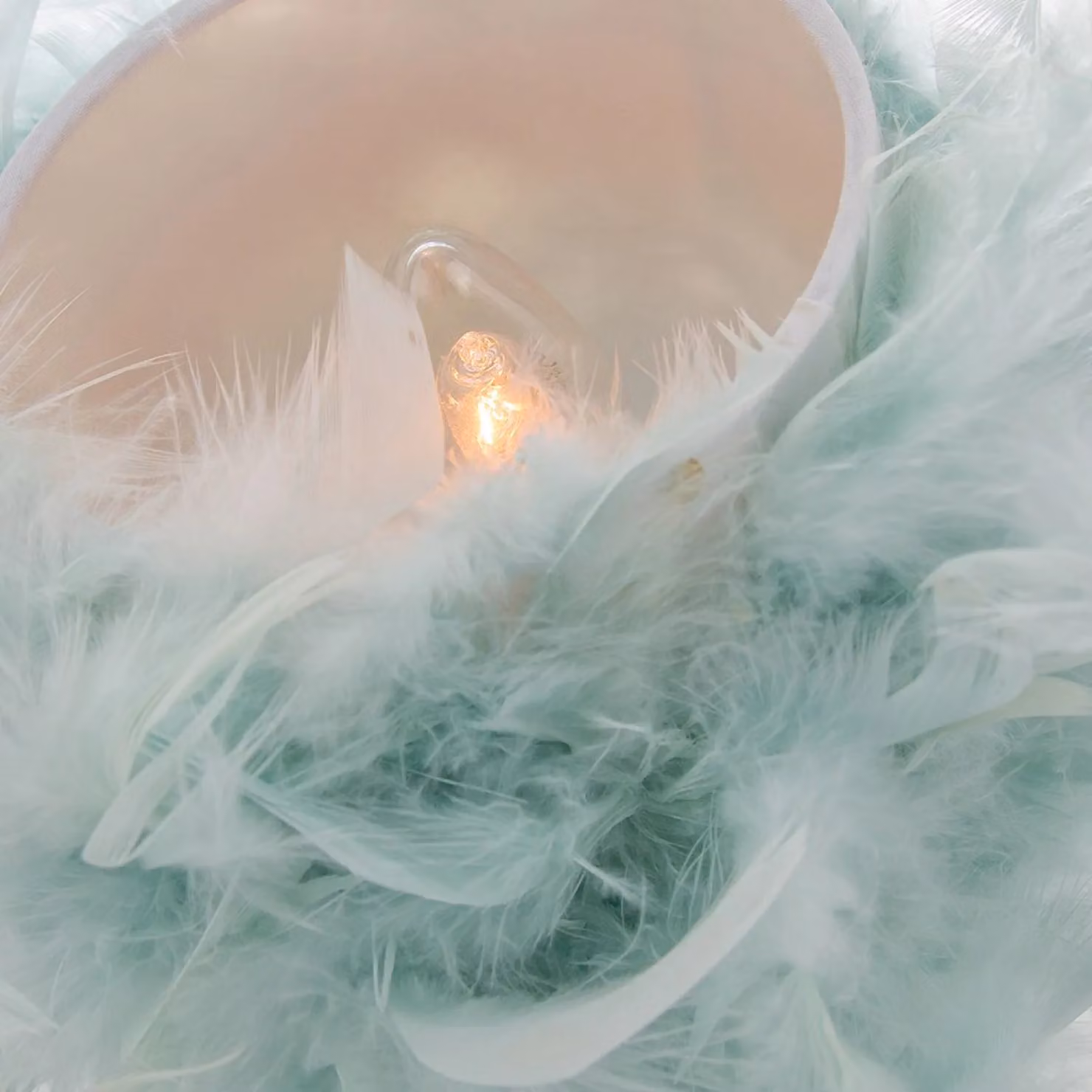 Happy Homewares Chic Blue Feather Table Lamp with Silver Metal Base – 2