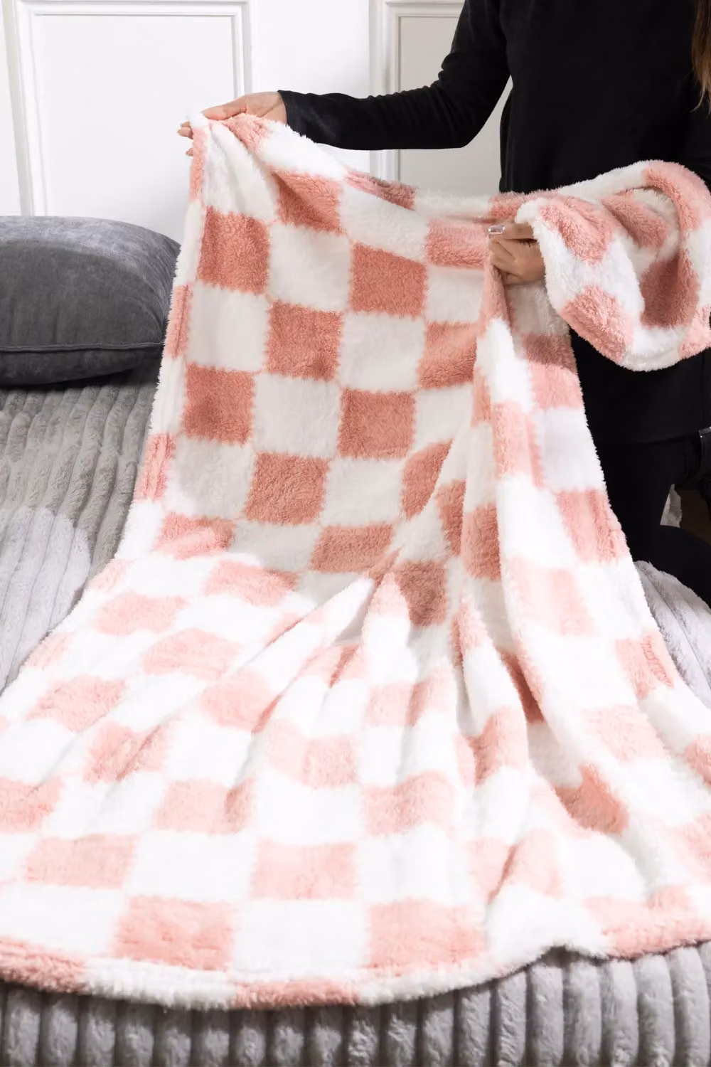 Living and Home Pink Checked Flannel Soft Lightweight Throw Blanket, W: 120 cm, L: 200 cm – 3