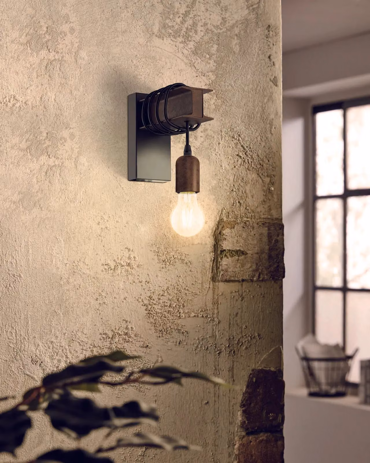 Loops Industrial LED Wall Sconce in Black and Wood with Rust Effect, 1 x 60W E27 Bulb – 4