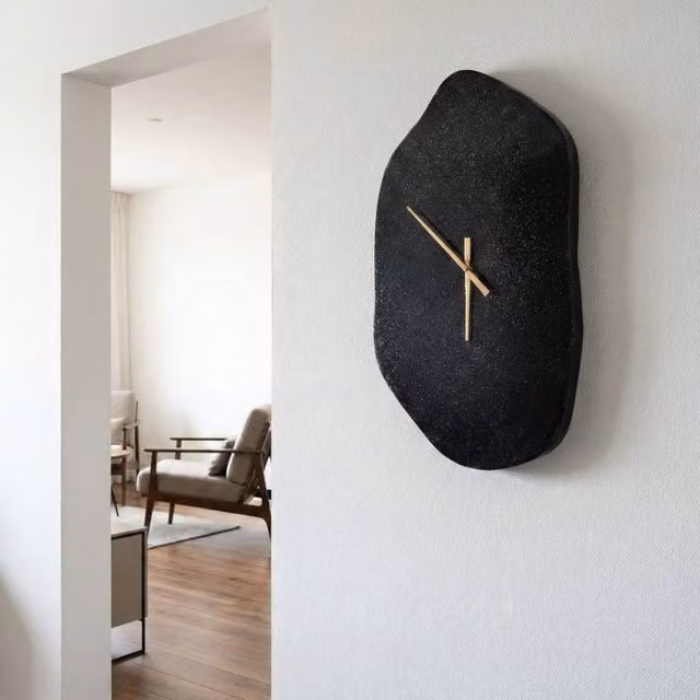 Wyld and Coco Modern Black Metal Analog Wall Clock with Gold Hands, W: 64 cm, H: 44 cm, D: 44 cm – 1