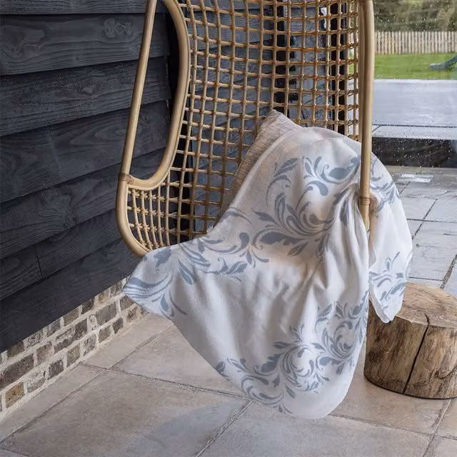 Benjamin Tate Design Floral Fleece Blanket in Blue, Beige and White, W/D/H: 120 x 150 cm
