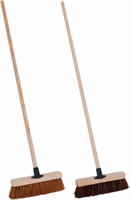 Charles Bentley Set of 2 Natural Fibre Bassine and Coco Brooms in Brown with Wood Handles
