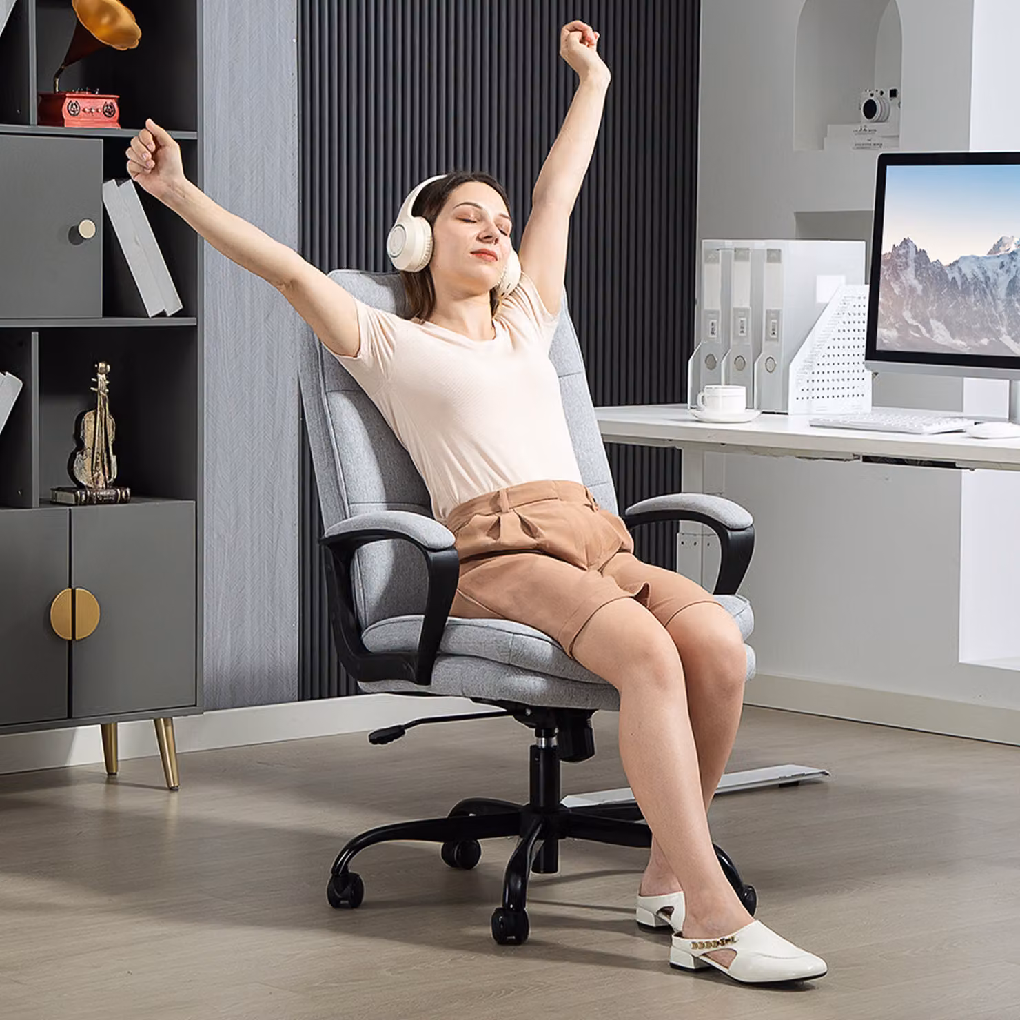 HOMCOM Modern Upholstered Task Chair in Grey with Armrests and Castors – 2