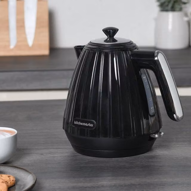 KitchenMaster Waterfall Kettle in Black