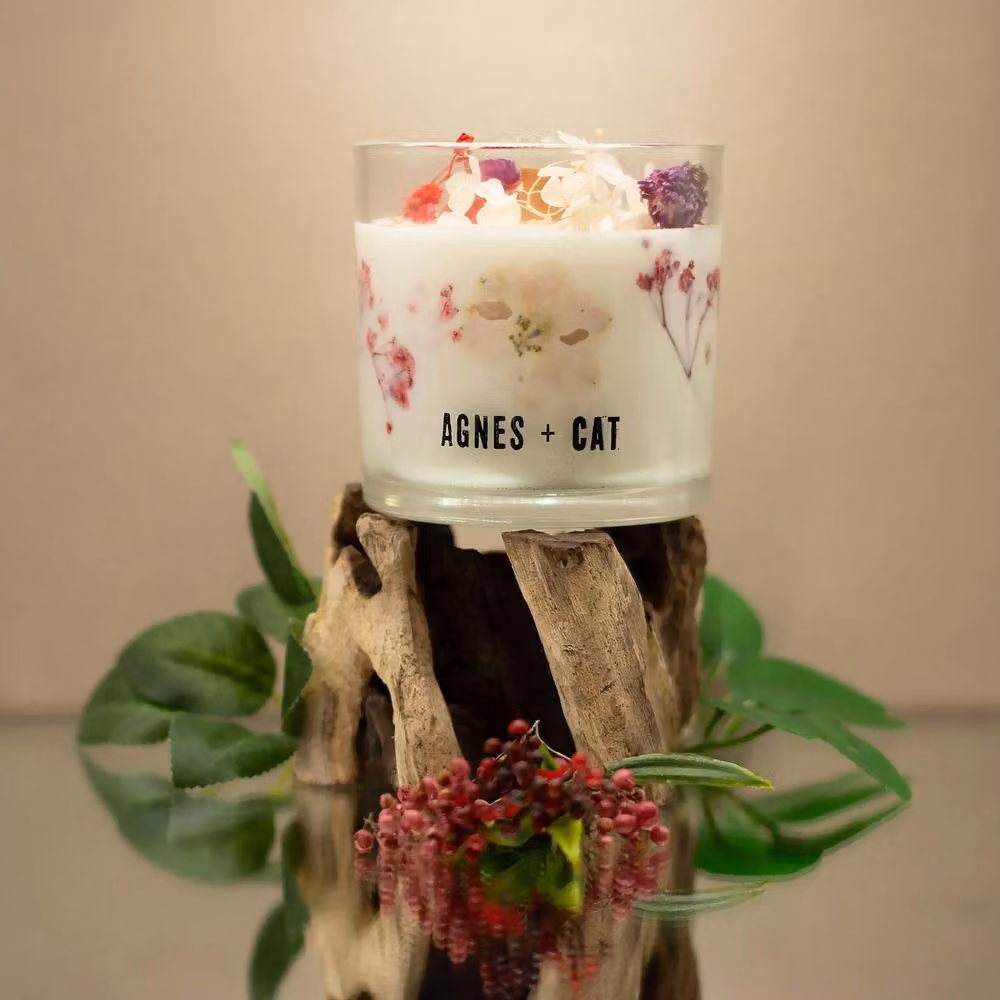 Serenityy Agnes + Cat Botanical Soy Candle Roses of Sawrey in White, 70 g – 2