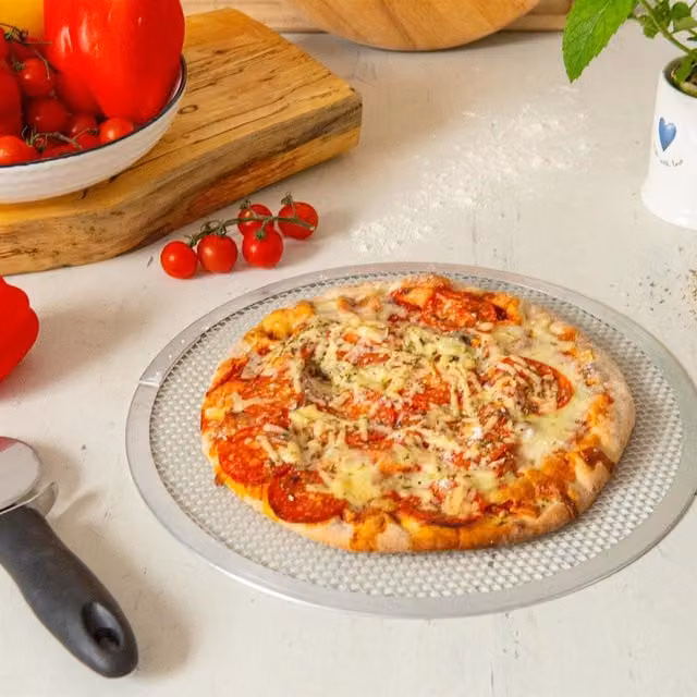 Argon Tableware Pack of 2 Uncoated Round Aluminium Pizza Trays with Mesh, Silver, Diameter: 35.56 cm
