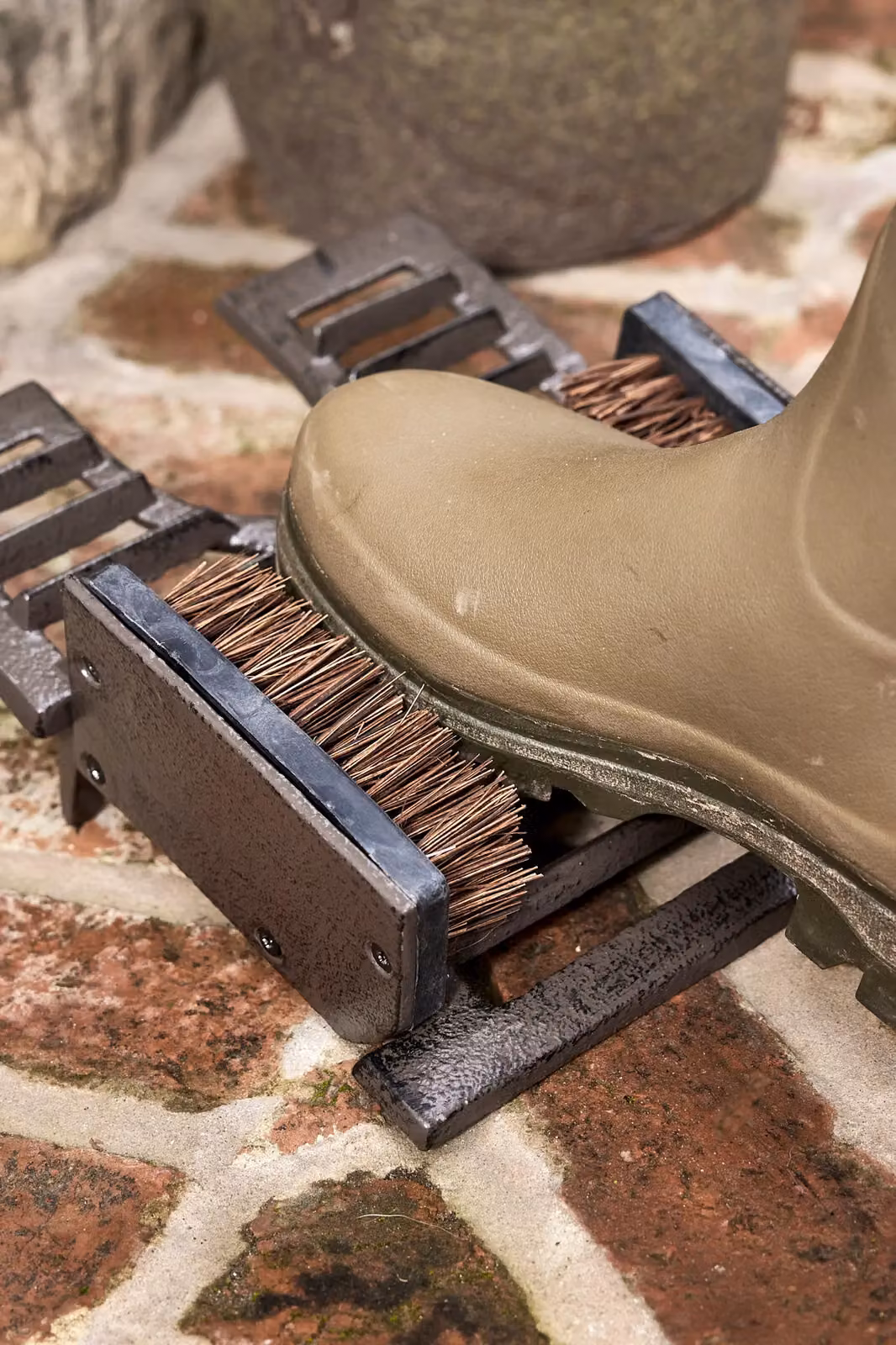 Dibor Cast Iron Outdoor Garden Boot Brush and Scraper in Brown, Medium – 4