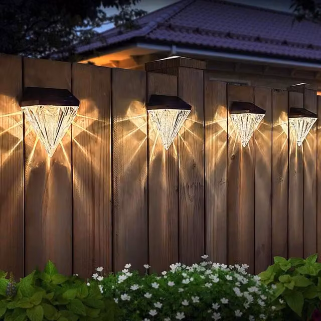 Livingandhome 4-Piece Diamond Solar LED Outdoor Wall Lights in Black for Garden and Terrace