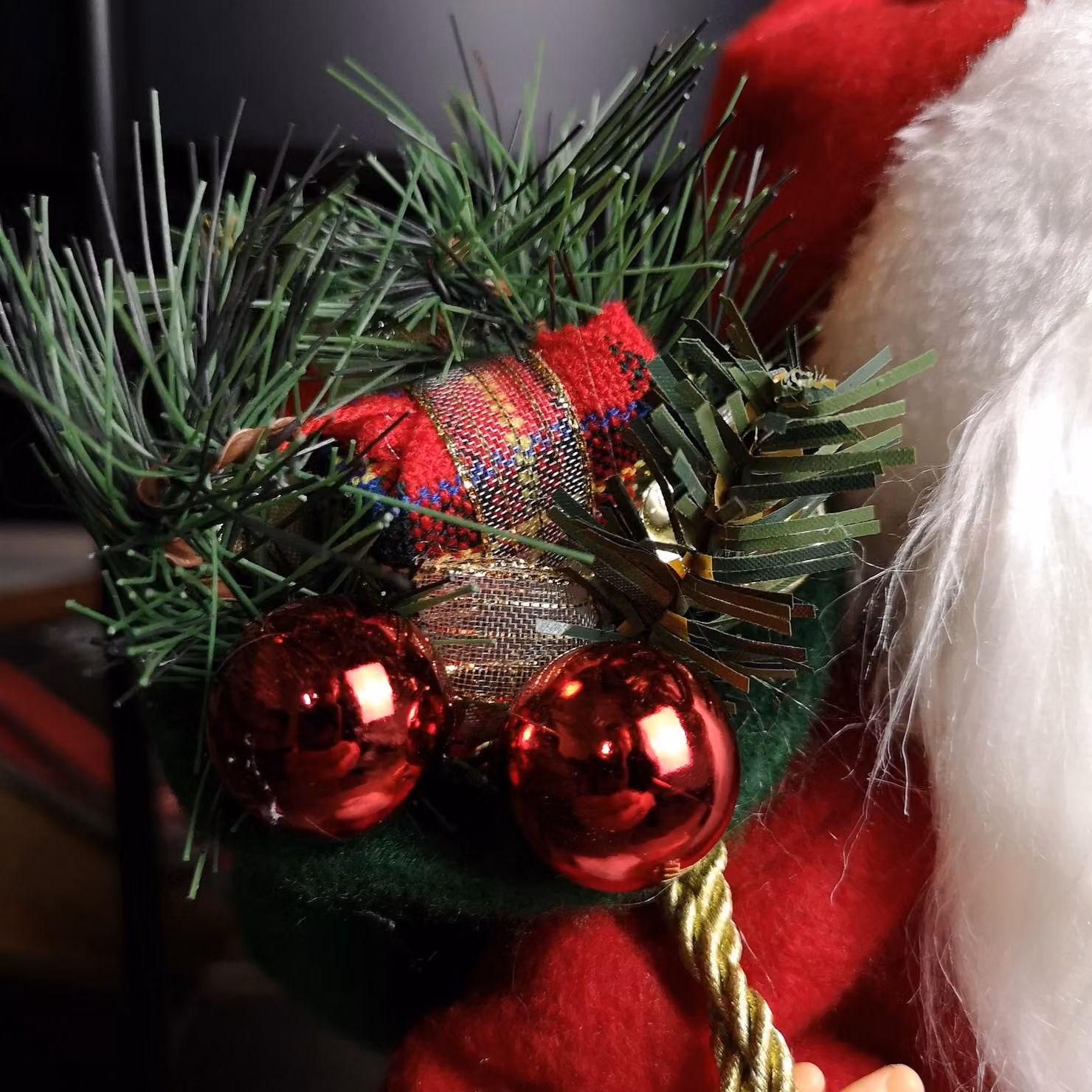 Samuel Alexander Red Standing Santa Claus Tabletop Christmas Decoration with Present and Green Sack, Height: 40 cm – 6