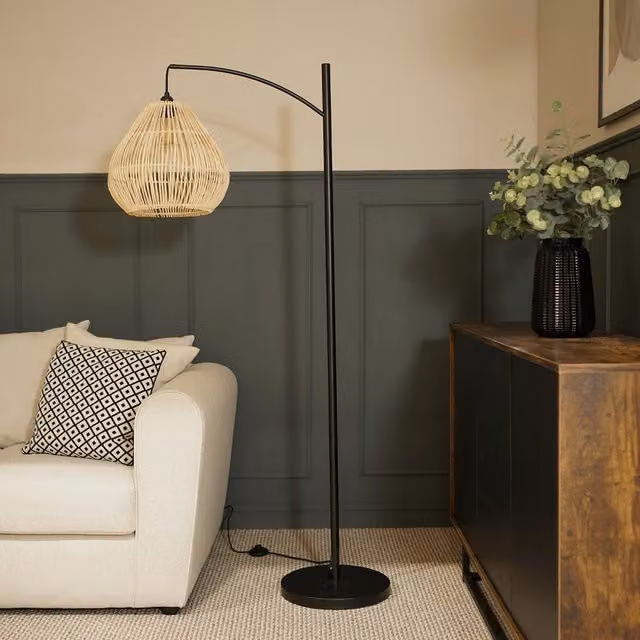 ValueLights Preto Curved Floor Lamp with Teardrop Rattan Shade in Black