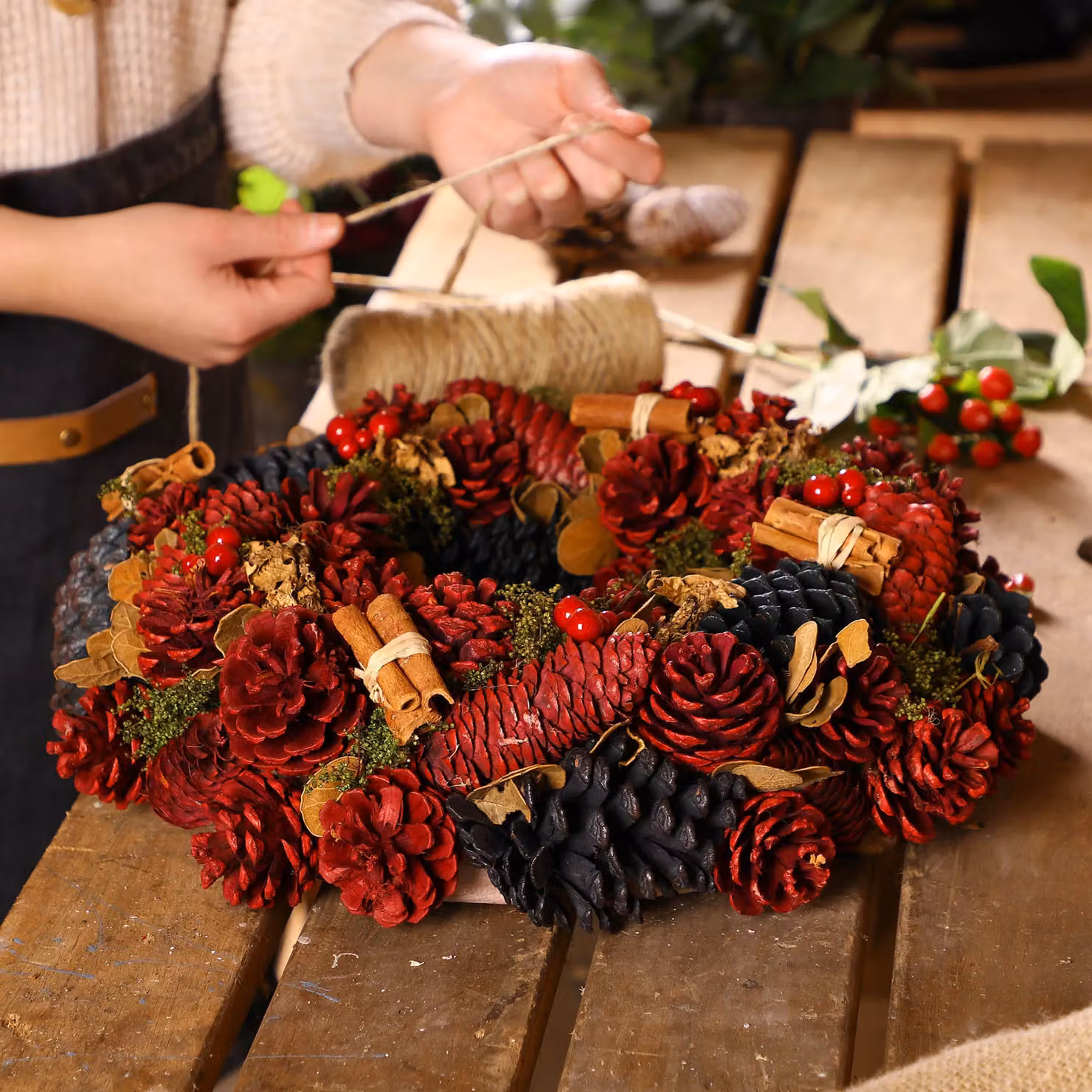 Dibor Cinnamon Pine Red and Green Christmas Wreath, Diameter: 36 cm – 5