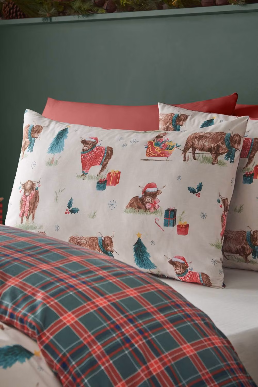 Catherine Lansfield Christmas Highland Cow Reversible Duvet Cover and Pillowcase Set in Beige/Sand, W/D/H: 135 x 200 cm and 50 x 75 cm – 2
