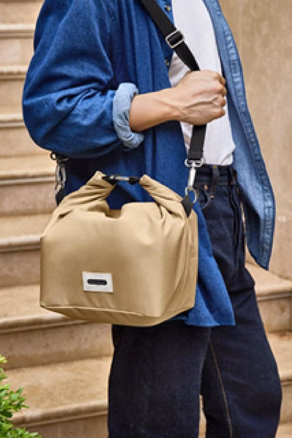 Black + Blum Insulated Leakproof Lunch Bag 10L in Clay and Beige – 3