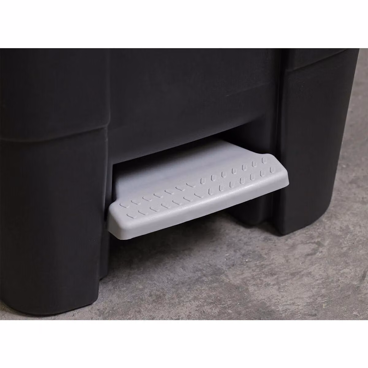 Loops 100 Litre Black Plastic Wheelie Bin with Foot Pedal and Two 200mm Wheels – 3