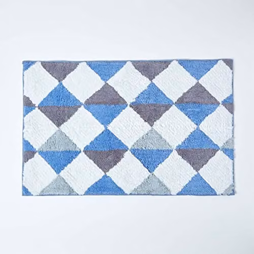 HOMESCAPES Harelquin Cotton Bathmat in Blue, Grey and White with Diamond Geometric Pattern and Non-Slip Backing, W: 50 cm, D: 80 cm – 1