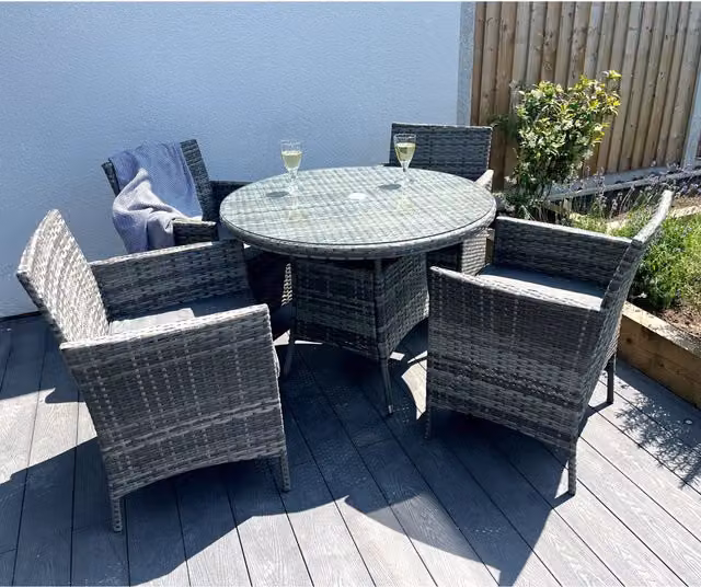 Amazon Basics 5-Piece Round Rattan Wicker Garden Dining Set with Glass Table in Grey