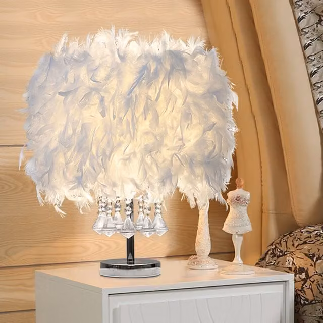 Livingandhome Feather Table Lamp in White with Chrome Metal Base, Height: 45 cm