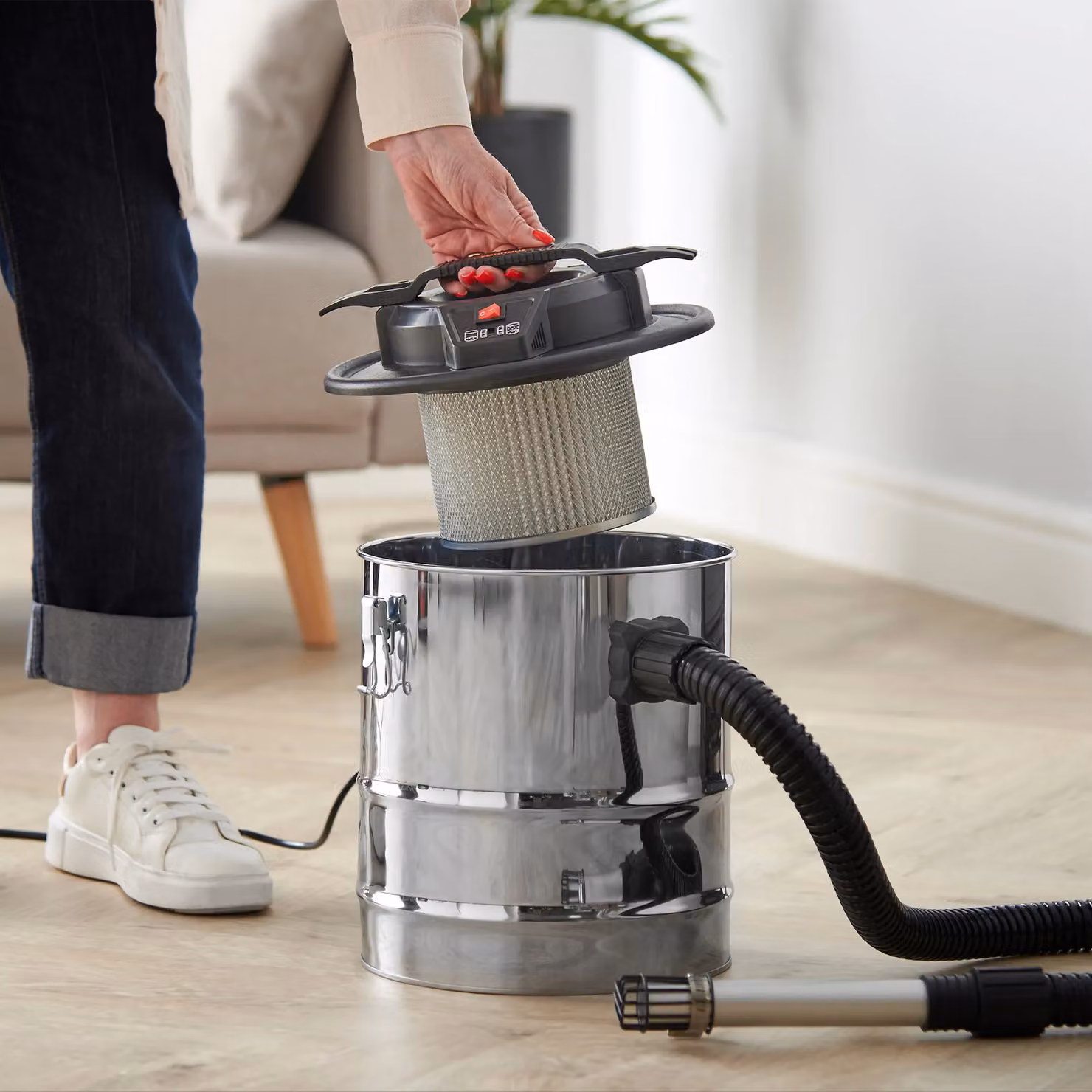 VonHaus 15L 1000W Ash Vacuum Cleaner in Silver and Black – 9
