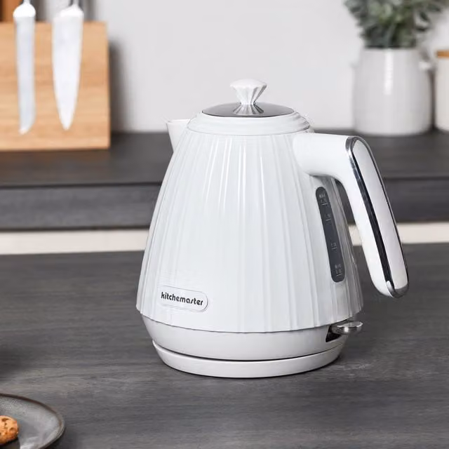KitchenMaster Waterfall Kettle in White