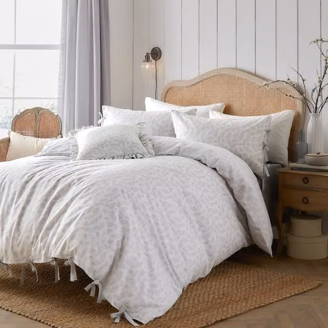 Make It A Home Reversible Floral Cotton Duvet Cover and Pillowcase Set in White, W: 140 cm, L: 200 cm