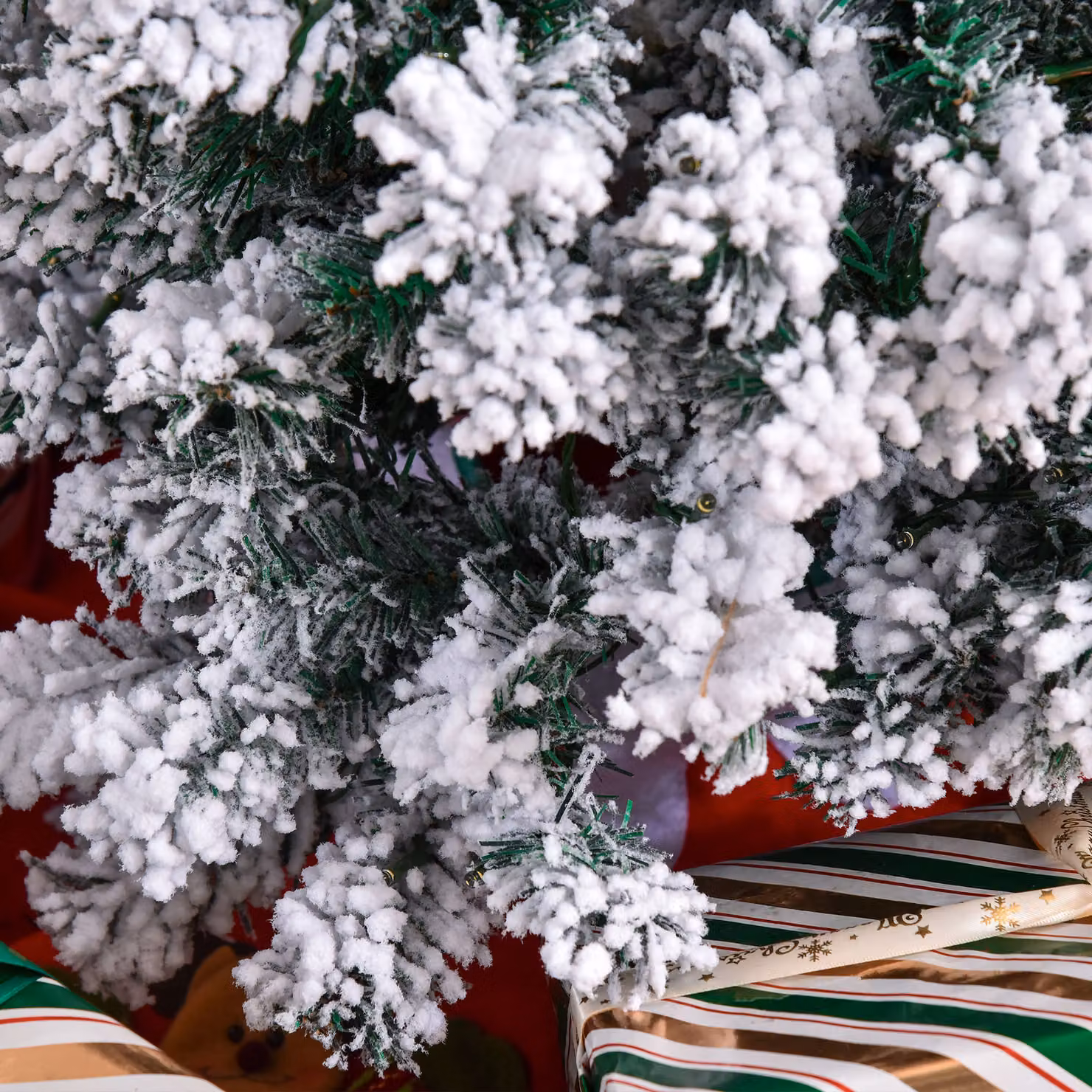 HOMCOM 4ft Prelit Artificial Snow Flocked Christmas Tree with Warm White LED Lights in Green and White – 7
