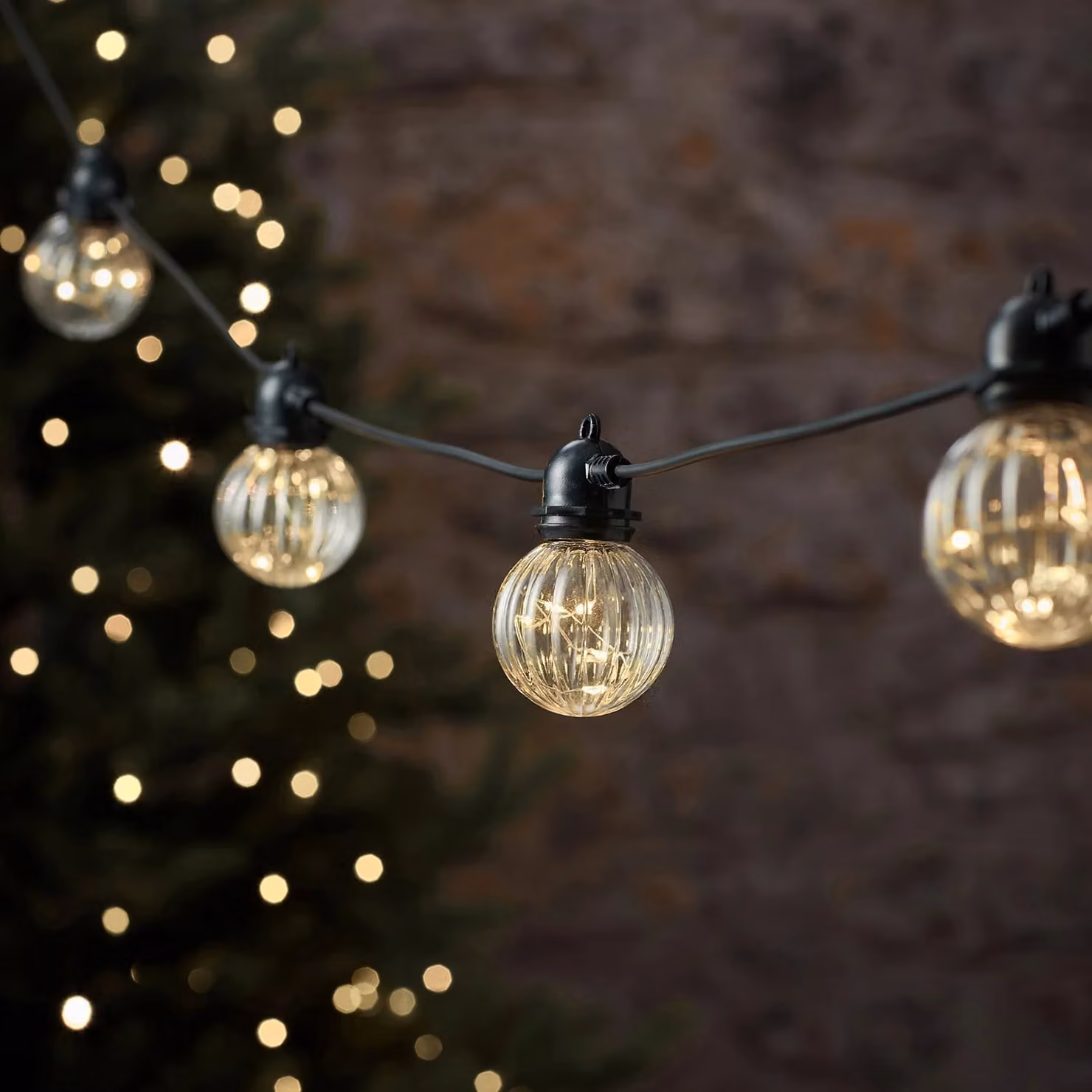 Lights4fun 10 Fluted Globe Outdoor Battery Micro Festoon Lights in Black with Warm White LED Spheres