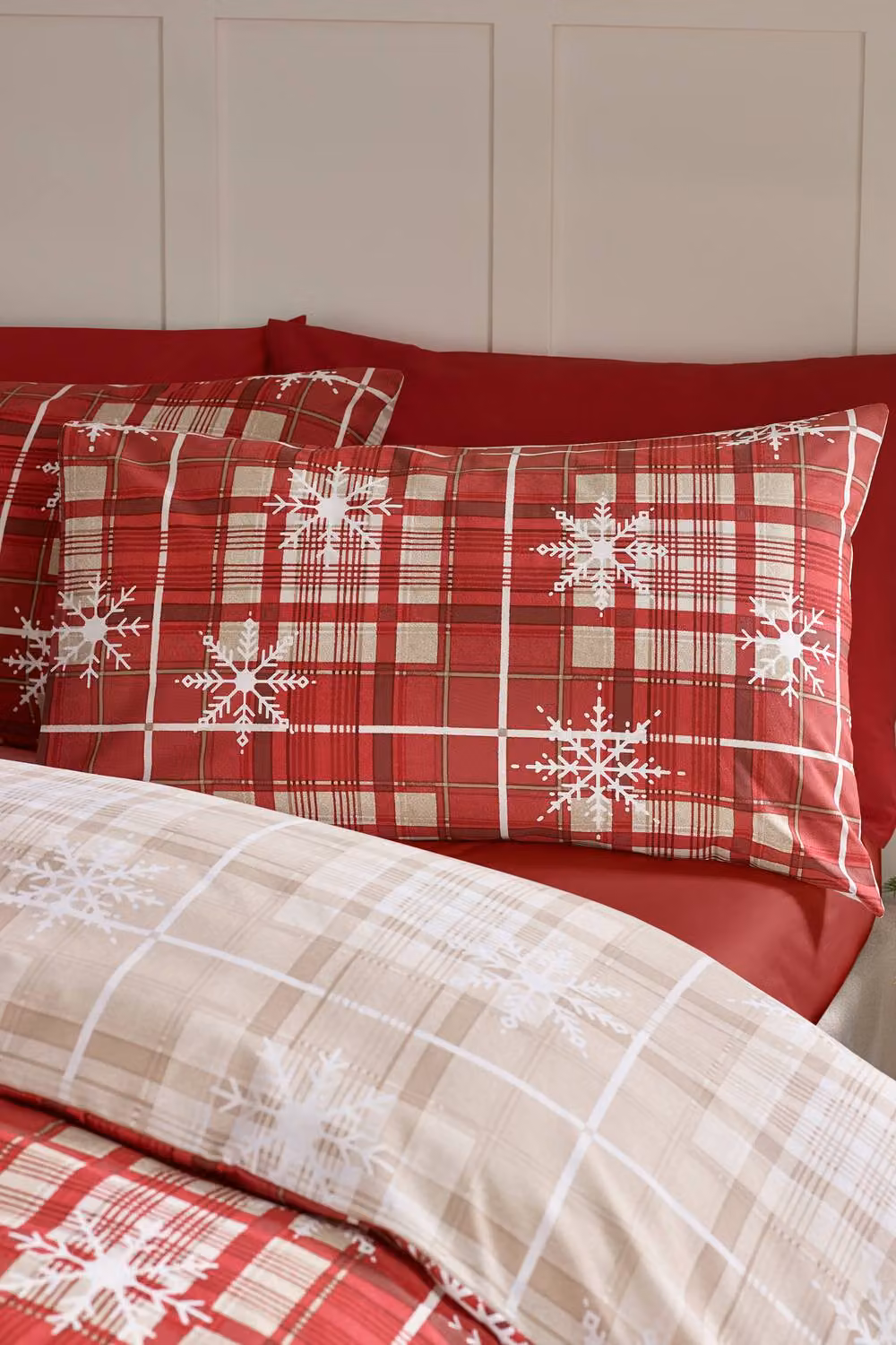 Catherine Lansfield Christmas Scandi Check Reversible Duvet Cover and Pillowcase Set, Red, W/D/H: 135 x 200 cm – 2