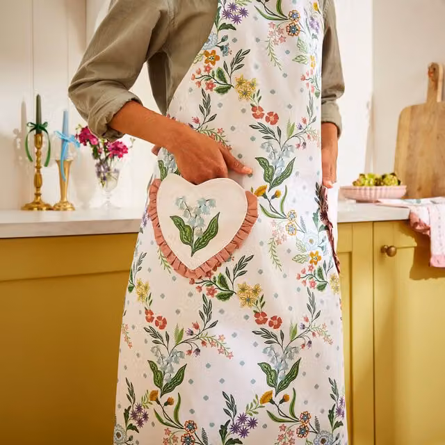Ulster Weavers Petals and Prose Floral Print Cotton Apron in Pink and White – 1