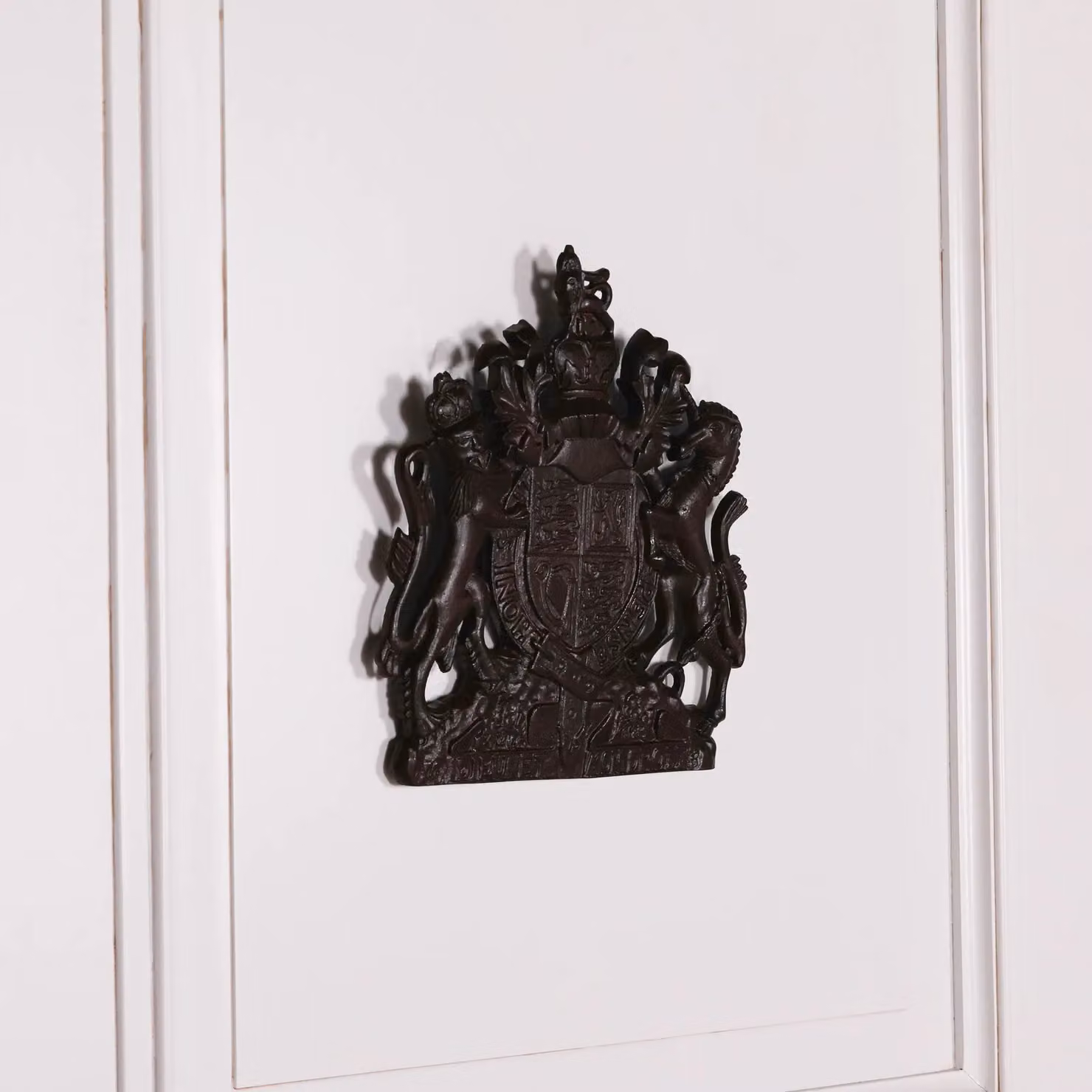 Glasstone Rustic Iron Style Cast Metal Animal Coat of Arms Wall Plaque in Dark Brown, H 37.5 cm x W 36.0 cm x D 1.5 cm – 2