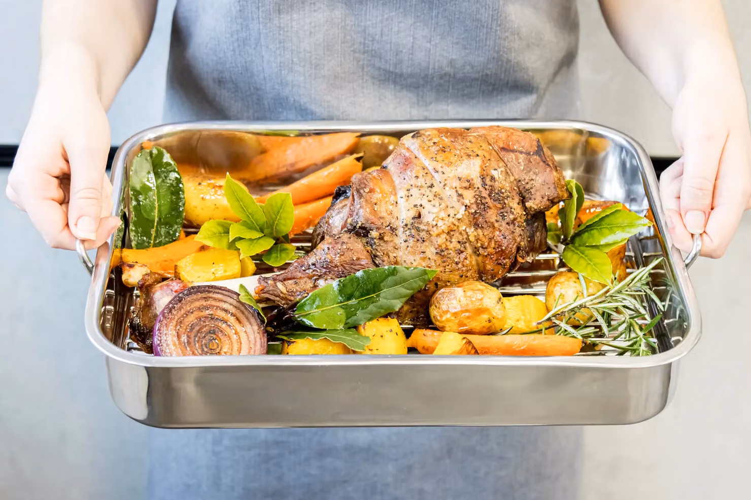KitchenCraft Stainless Steel Roasting Dish with Rack, Silver, W: 35 cm, D: 28 cm, H: 6.5 cm – 5
