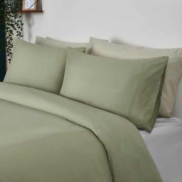 Brentfords Pair of Plain Green Polyester Housewife Pillowcases with Envelope Closure