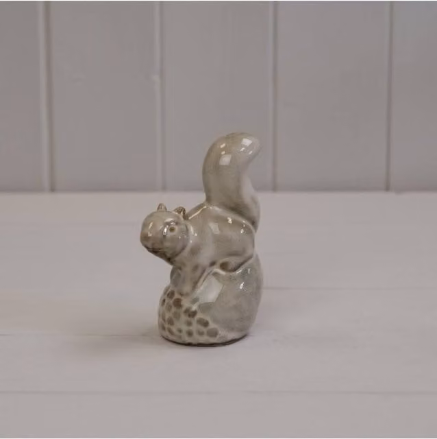 KDMD Beige Mottle Ceramic Squirrel Sitting on Acorn Tabletop Decoration