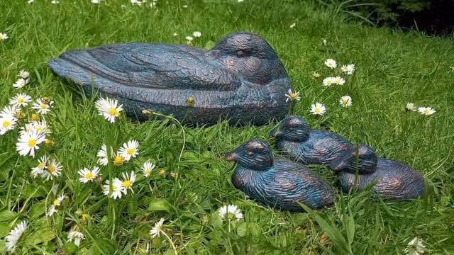 Inspirational Gifting Bronze Duck and Three Ducklings Metal Garden Ornaments