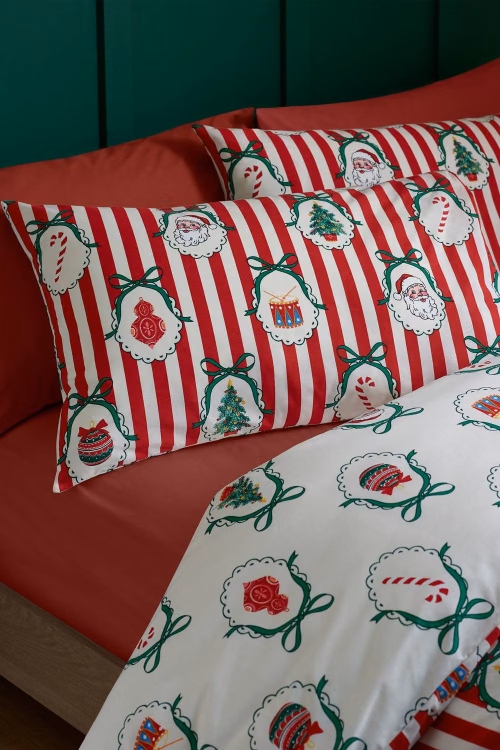Catherine Lansfield Christmas Vintage Stripe Reversible Duvet Cover and Pillowcase Set in Red and White, W/D/H: 135 x 200 cm and 50 x 75 cm – 2