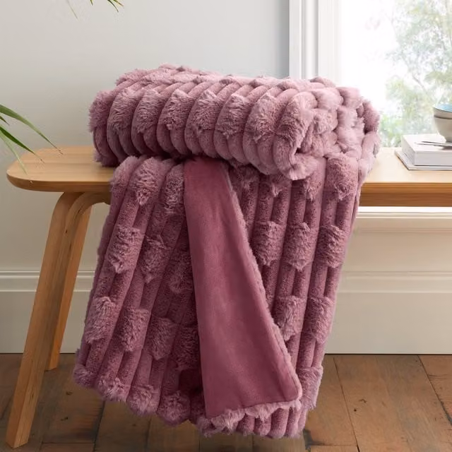 Bianca Pink Carved Faux Fur Throw W: 150 cm, D: 200 cm – 1