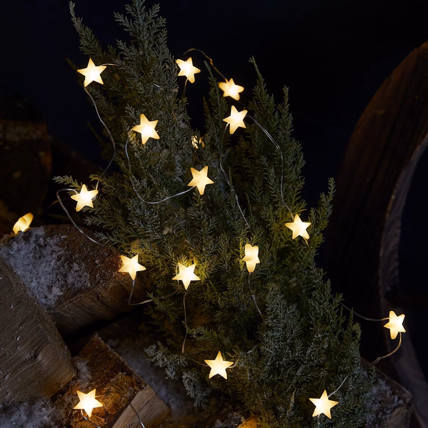 Lights4fun Outdoor Star Battery Fairy Lights with 50 Warm White Micro LEDs and Timer, Silver and White – 1