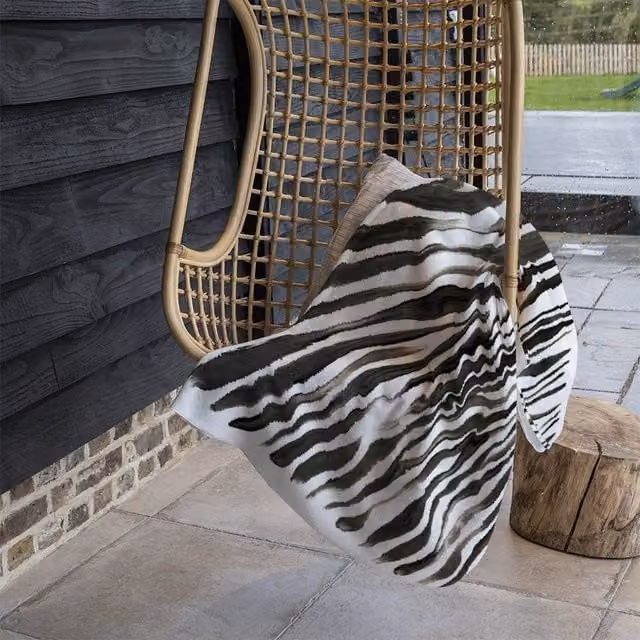 Benjamin Tate Design Zebra Stripes Fleece Blanket in Black and Beige, W/D/H: 120 x 150 cm