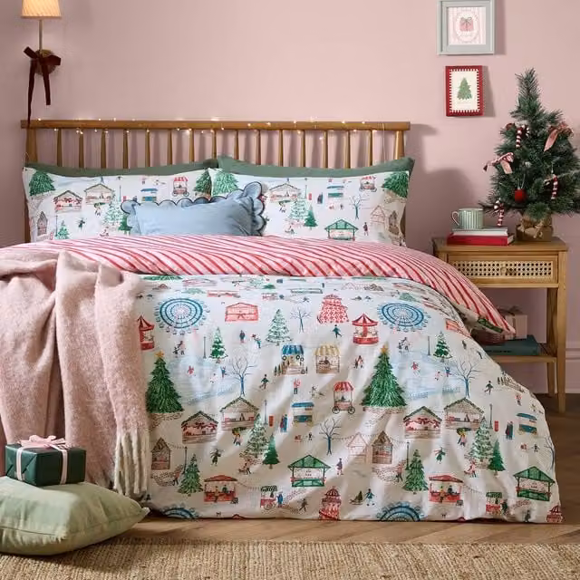 Riva Home Winter Wonderland Reversible Christmas Duvet Cover Set in Green and Multicolour, W/H: 200 x 200 cm