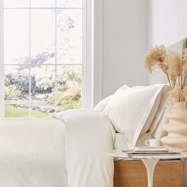 Murmur Meadow Super Kingsize Reversible Floral Cotton Percale Duvet Cover in Beige and White