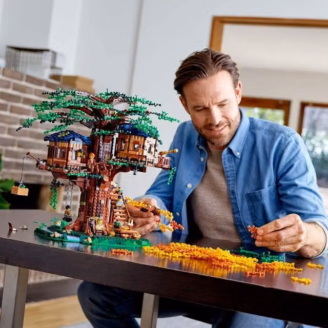 LEGO Ideas Treehouse 21318 Building Set in Green and Multicolour