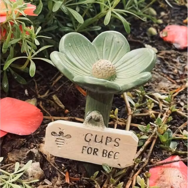 Quipulse Flower-Shaped Resin Bee Watering Station in Green