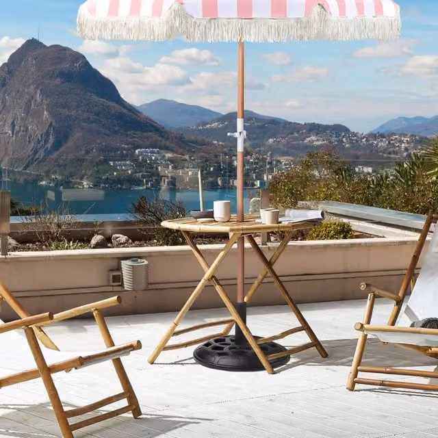 Wyld and Coco Round Garden Parasol in Pink and White with Beech Wood Pole, Diameter: 150 cm, Height: 210 cm